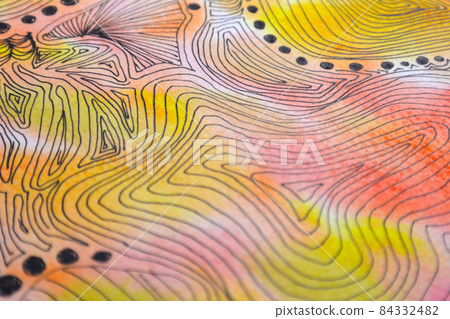 使用淡黃色、粉紅色和橙色線條的圖案 84332482