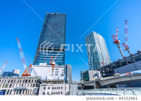 日本東京城市景觀，如澀谷站和澀谷爭奪廣場（屏幕背面）（右側櫻丘口重建） 84332661