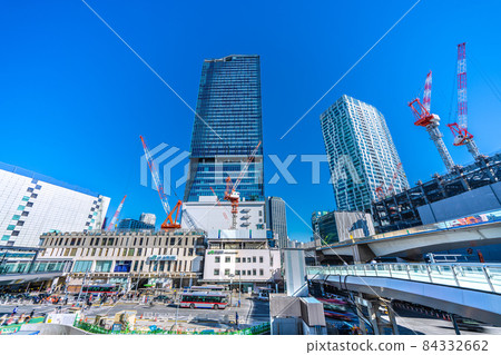 東急東橫店（畫面左側）在澀谷站前進行拆解工作，日本東京街景（右側是櫻丘口再開發） 84332662