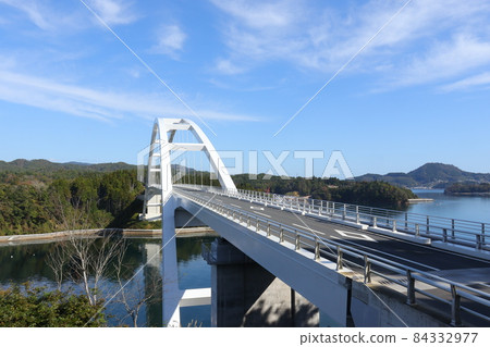 從宮城縣氣仙沼市氣仙沼大島一側拍攝的“氣仙沼大島大橋”和唐松半島“葉山” 從宮城縣氣仙沼市氣仙沼大島一側拍攝的“氣仙沼大島大橋”和唐松半島“葉山” 84332977
