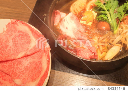 關東風格的雪花牛肉壽喜燒 關東風格的雪花牛肉壽喜燒 84334346