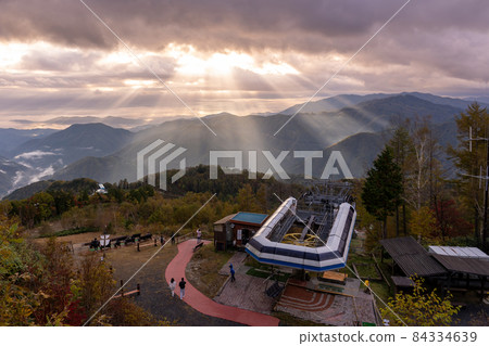 早上從長野縣阿知村的天堂園原天文台看雲海的人們 早上從長野縣阿知村的天堂園原天文台看雲海的人們 84334639