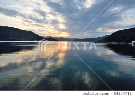 Amami Oshima Uken Village Yakiuchi Bay that shines in the setting sun Amami Oshima Uken Village Yakiuchi Bay that shines in the setting sun 84334711