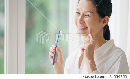 帶牙刷的高級女性 牙科護理 口腔護理 84334763