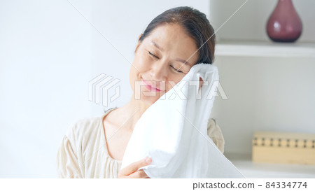 將毛巾放在臉上的高級女性洗面柔軟劑 84334774