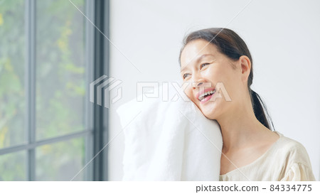 將毛巾放在臉上的高級女性洗面柔軟劑 84334775