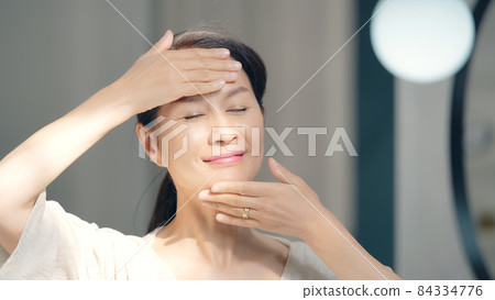 高級女性護膚美容形象 84334776