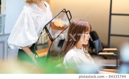 美髮師用鏡子檢查髮型 84335744