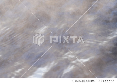 背景材料：晨光下漂浮在水面上的溫泉蒸汽質地 84336772