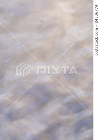 背景材料:晨光下漂浮在水面上的溫泉蒸汽質地 背景材料:晨光下漂浮在水面上的溫泉蒸汽質地 84336774