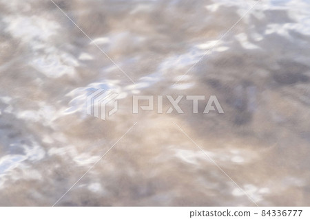 背景材料：晨光下漂浮在水面上的溫泉蒸汽質地 84336777