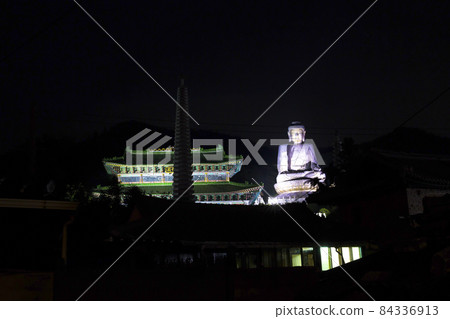 港津南彌勒寺外彌勒佛像夜景 84336913