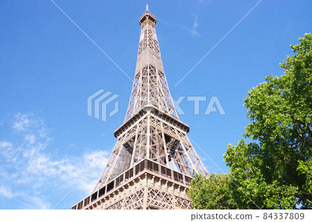 The Eiffel Tower in Paris The Eiffel Tower in Paris 84337809