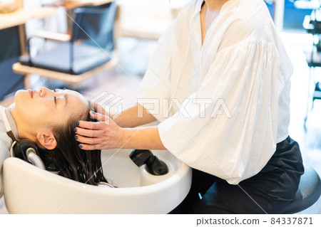 美容師在洗髮台上洗頭 84337871