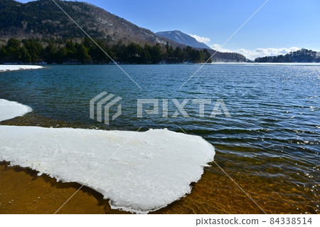 Freezing fragments and Mt. Nantai on Lake Yuno Freezing fragments and Mt. Nantai on Lake Yuno 84338514