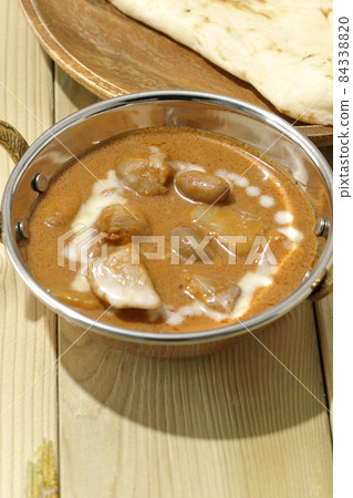 馬薩曼咖哩和印度烤餅,含有大量成分,如雞肉和花生 馬薩曼咖哩和印度烤餅,含有大量成分,如雞肉和花生 84338820