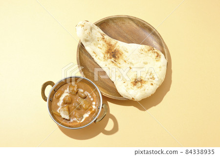 Massaman咖哩和naan的鳥瞰圖，裡面有很多成分，如雞肉和花生。 84338935