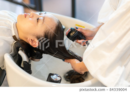 美容師給顧客洗頭 84339004