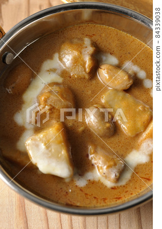 Massaman curry with lots of ingredients such as chicken and peanuts 84339038
