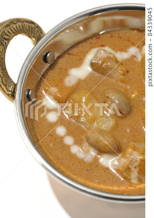 Massaman curry with lots of ingredients such as chicken and peanuts 84339045