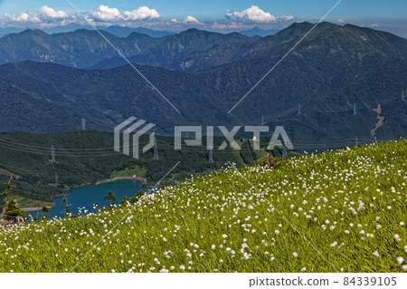 Lake Tashiro and the Tanigawa mountain range seen from the ridgeline of Mt. Naeba and Mt. Kirinoto 84339105