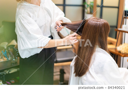 做女性理髮的美髮師 做女性理髮的美髮師 84340021