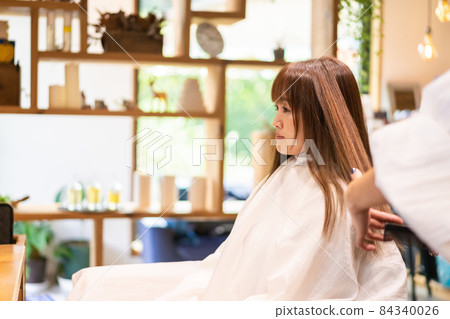 做女性理髮的美髮師 84340026