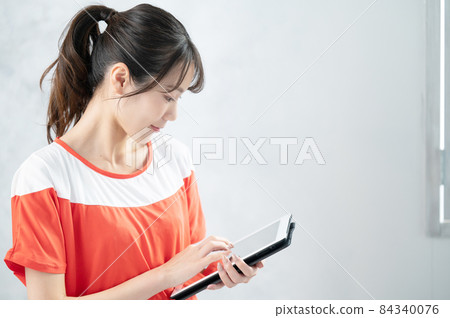 進入健身房菜單的美麗的日本婦女 84340076