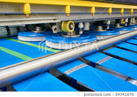 Automatic industrial line for washing and cleaning carpets 84341070