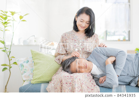 中年夫婦用膝枕挖耳朵 84341935