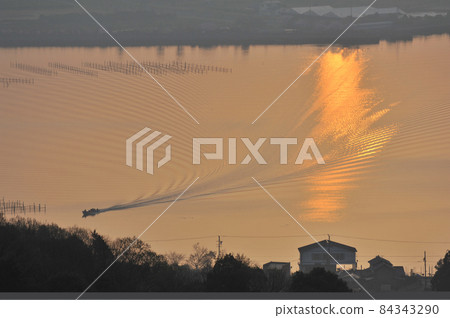 A boat that sweeps the light A boat that sweeps the light 84343290