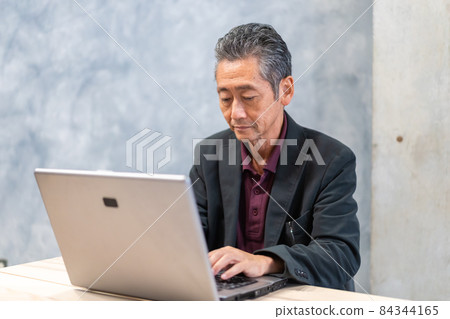 Elderly man using a personal computer Elderly man using a personal computer 84344165