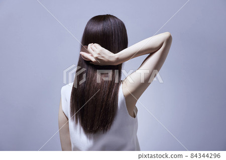 一個年輕的日本女人的頭髮形象 84344296