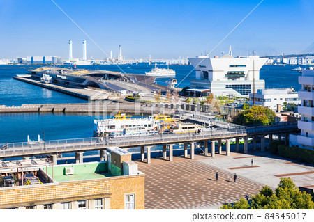 Yokohama Osanbashi and the opening wharf 84345017