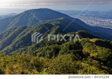從丹澤表嶺看到的早晨的山之登和湘南的大海 從丹澤表嶺看到的早晨的山之登和湘南的大海 84345284