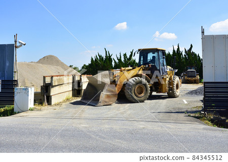Wheel loader that blocks the doorway Wheel loader that blocks the doorway 84345512