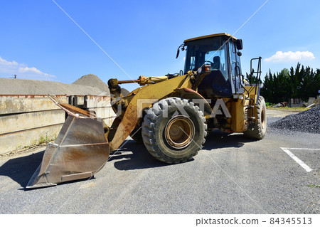 Wheel loader that blocks the doorway Wheel loader that blocks the doorway 84345513