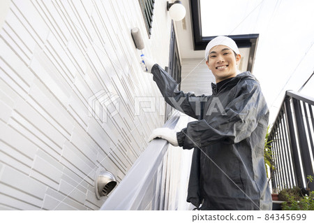 用滾筒粉刷獨立屋外牆的畫家 84345699