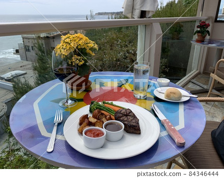 Garnish with steak from a seaside restaurant on the outskirts of Los Angeles Garnish with steak from a seaside restaurant on the outskirts of Los Angeles 84346444