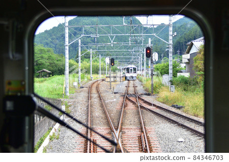 2021年從西武池袋線東日野站到秩父線西武秩父站的火車窗外風景 2021年從西武池袋線東日野站到秩父線西武秩父站的火車窗外風景 84346703