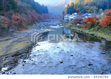 清晨的香嵐溪，愛知縣豐田市足助町，秋葉和富嶽川上的太月橋 84346769