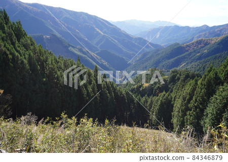 在群馬縣桐生市桐生川上游的林道上,從三共線眺望桐生川形成的溪谷。 在群馬縣桐生市桐生川上游的林道上,從三共線眺望桐生川形成的溪谷。 84346879