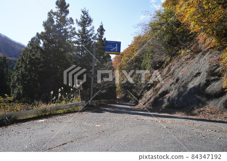 群馬縣桐生市連接桐生川上游與草木湖的林道三共線綠城一側的另一條林道支線附近。 群馬縣桐生市連接桐生川上游與草木湖的林道三共線綠城一側的另一條林道支線附近。 84347192