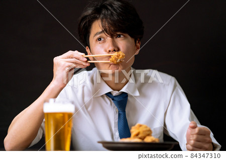 Businessman midnight snack 84347310