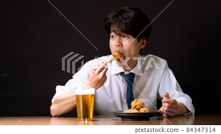 Businessman midnight snack 84347314