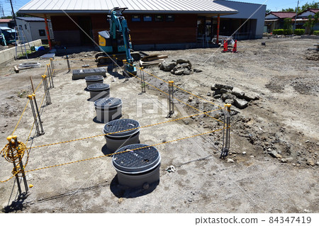 Installation work of a medium-sized septic tank Installation work of a medium-sized septic tank 84347419