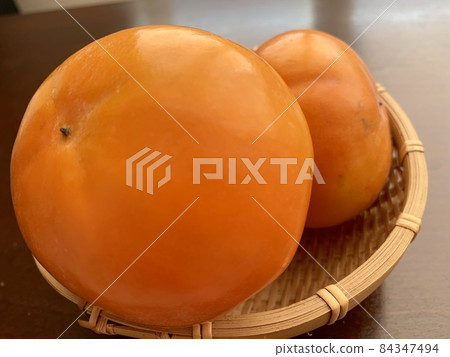 桌上籃子裡的柿子照片素材 桌上籃子裡的柿子照片素材 84347494