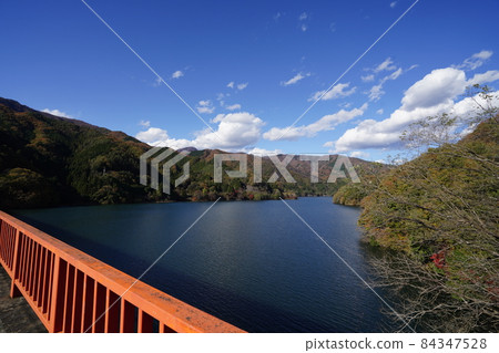 從群馬縣瀨田郡吾妻村(現綠市吾妻町)草木湖草木橋上游眺望 從群馬縣瀨田郡吾妻村(現綠市吾妻町)草木湖草木橋上游眺望 84347528