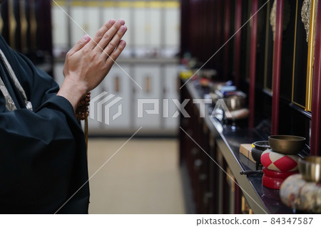Praying monk 84347587