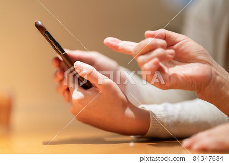 Smartphone smartphone female hand 84347684